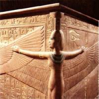 Nephthys - Tombe de ToutankhAmon - Nephthys, les ailes deployees, protegeant l'un des quatre angles du sarcophage.jpg